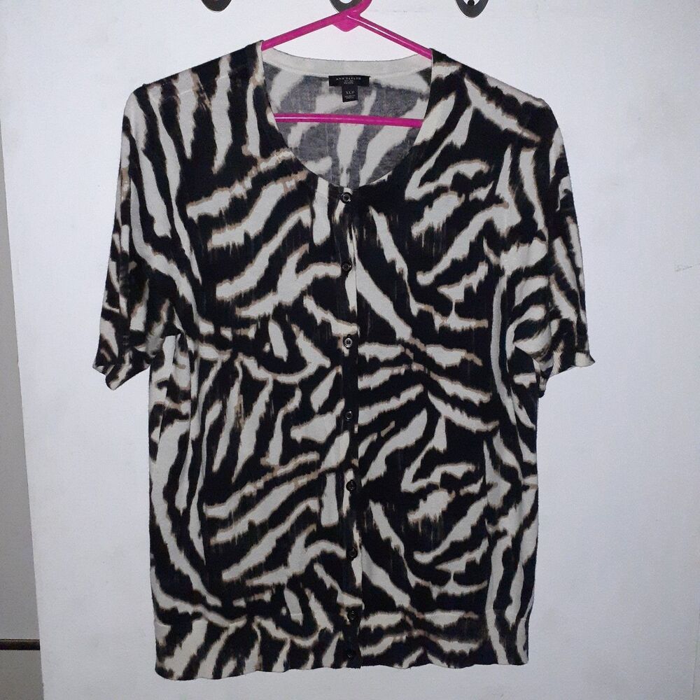 Ann Taylor Women’s Xlp Pxl P Xl short sleeve cardigan Sweater Black animal print